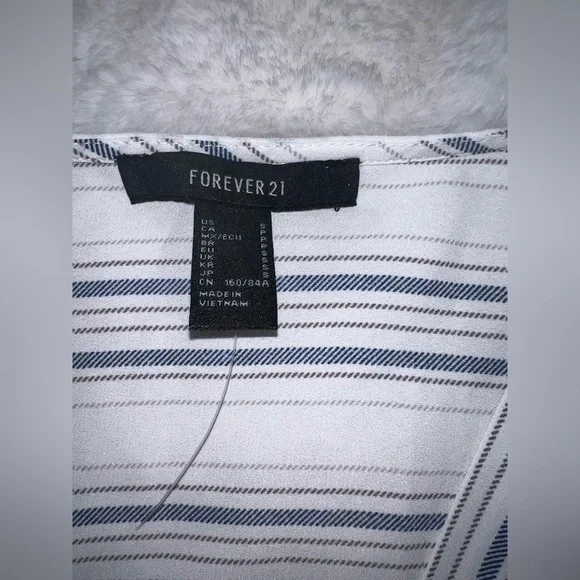 4/$10 Bundle Sale: NWOT Forever 21 Sheer V-Neck No Sleeve Top - Picture 2 of 4